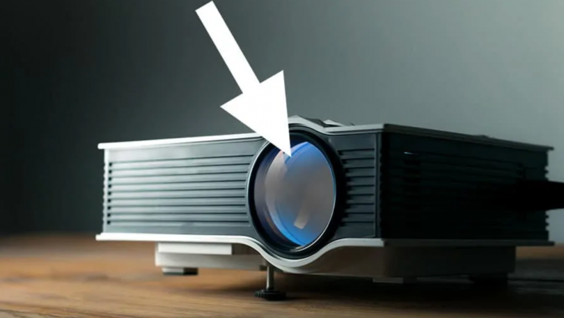 با دقت و صحیح لنز ویدئو پروژکتور را تمیز کنید.